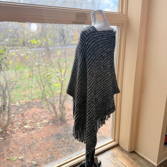 Other Knitted yarn poncho boxy blanket pullover shawl with fringe in Black - Picture 3 of 7